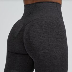 NWOT Buffbunny Charcoal Snacthed Seamless